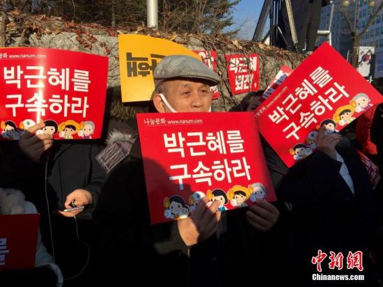 韩国民众示威，要求朴槿惠下台。